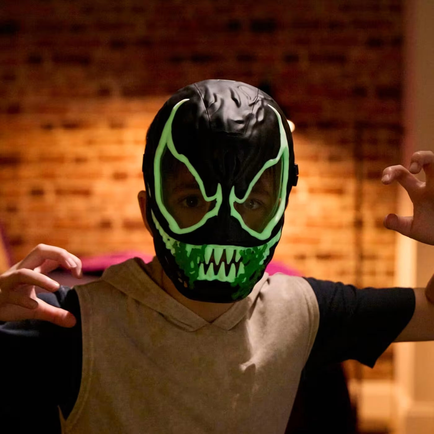 Marvel Spiderman Venom Versus Venom Glow Mask (G1828)